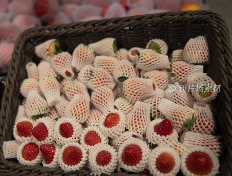 超市/商店新鲜的包装草莓