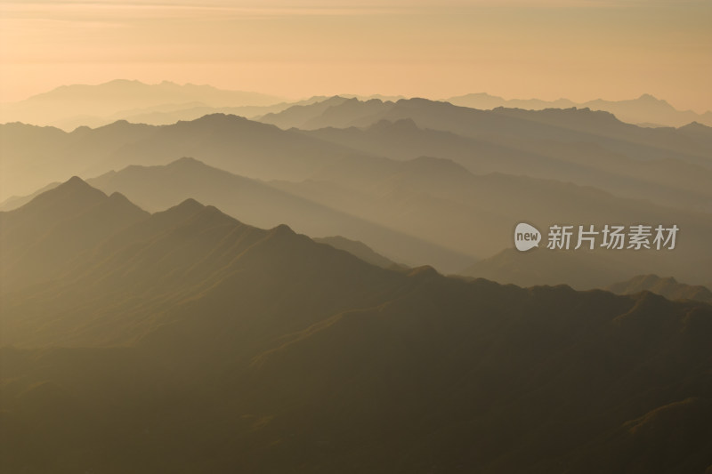 大气群山日出