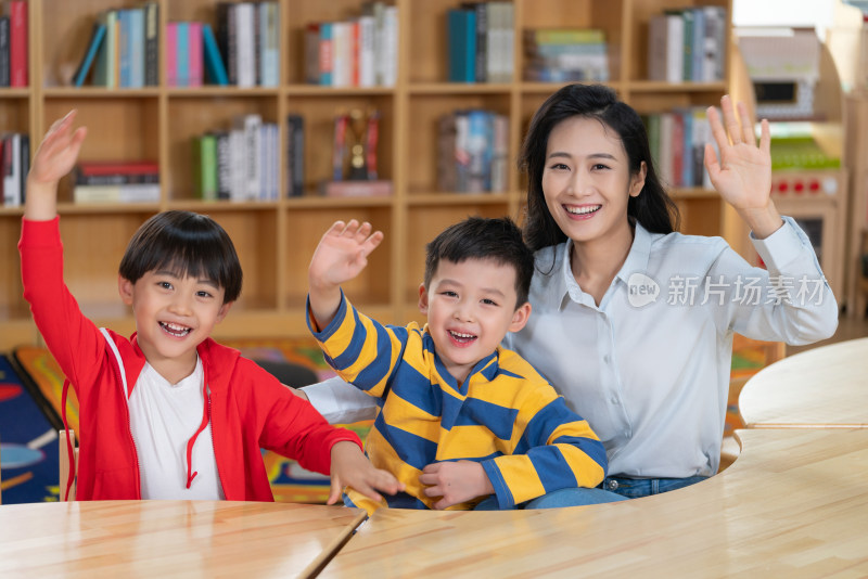 年轻女老师和学生在一起