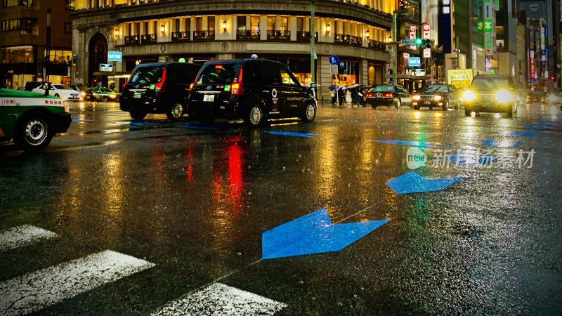 雨夜城市街道车流行人景象