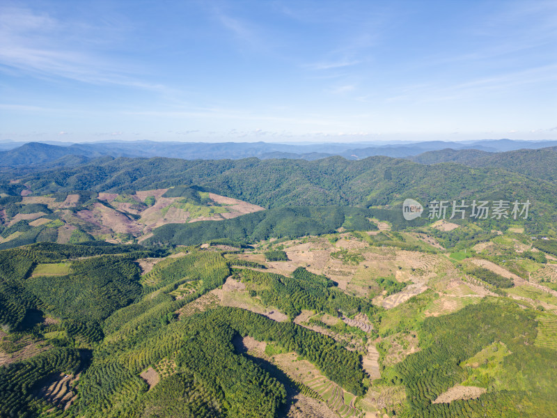 航拍蓝天白云下广阔无垠绿意盎然的山地景观