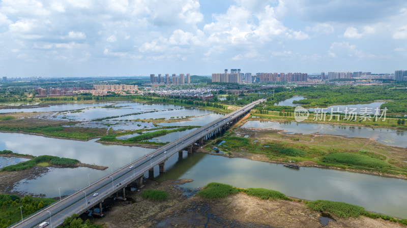 城市中河流上的大桥及周边风光