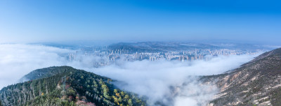 甘肃定西秋天平流雾城市风光全景图