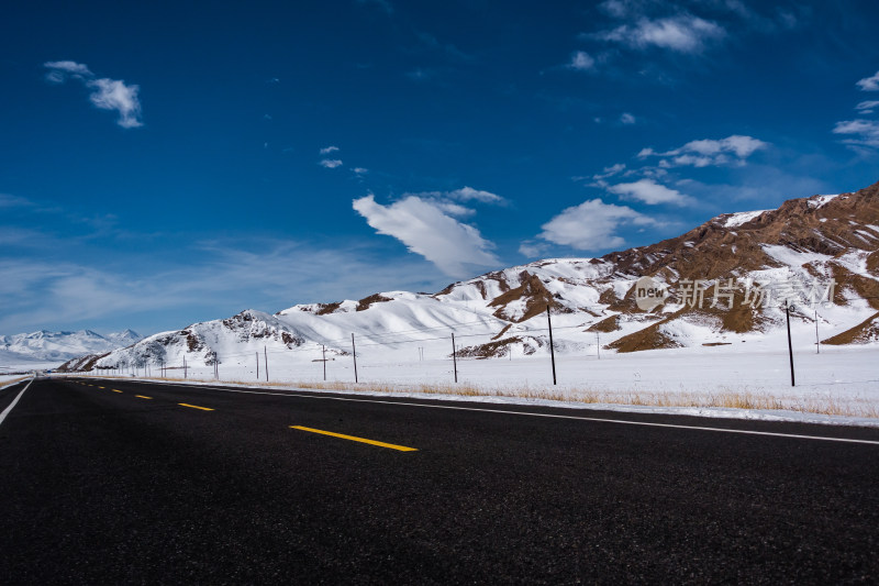 冬季雪地里的公路