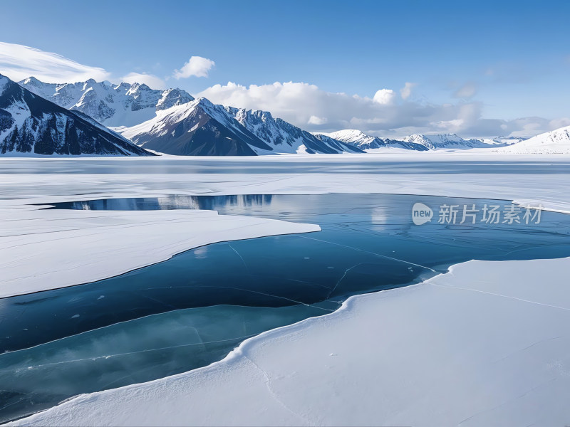 雪山下的冰封湖面风景