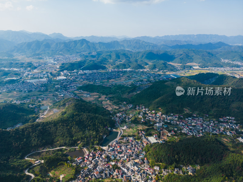 航拍蓝天白云下的青山河流稻田乡村风光