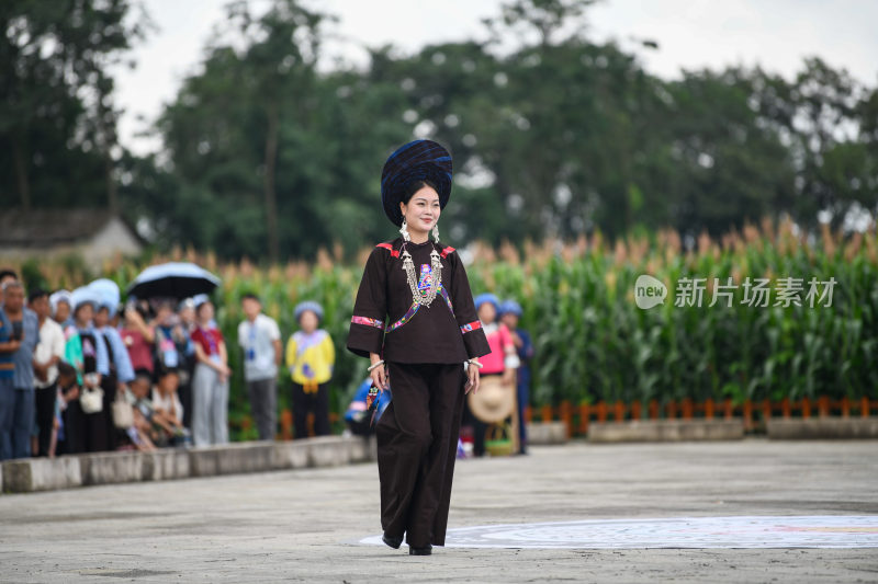 少数民族服饰展示