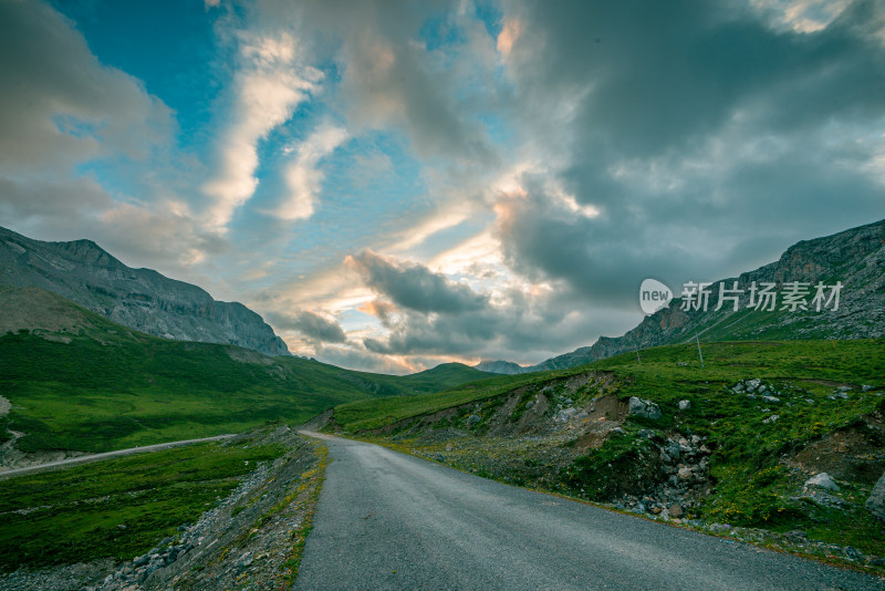 蓝天白云草原山峰公路