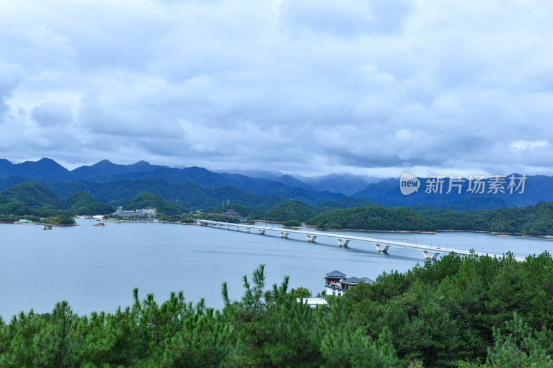 天屿山顶俯视千岛湖大桥，千岛湖自然风光