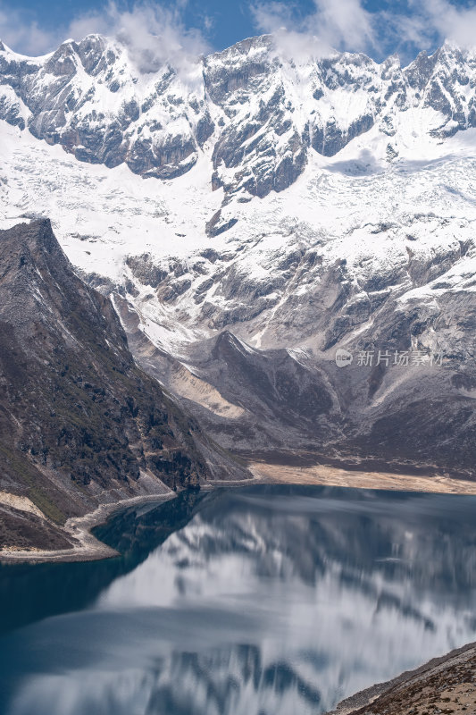 西藏山南洛扎秘境库拉岗日雪山湖泊壮丽景色