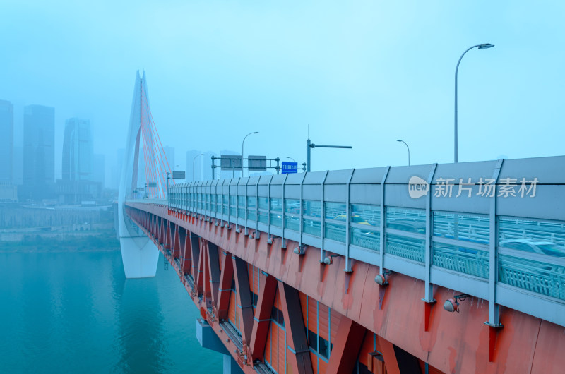 雨雾天气里的重庆千厮门嘉陵江大桥