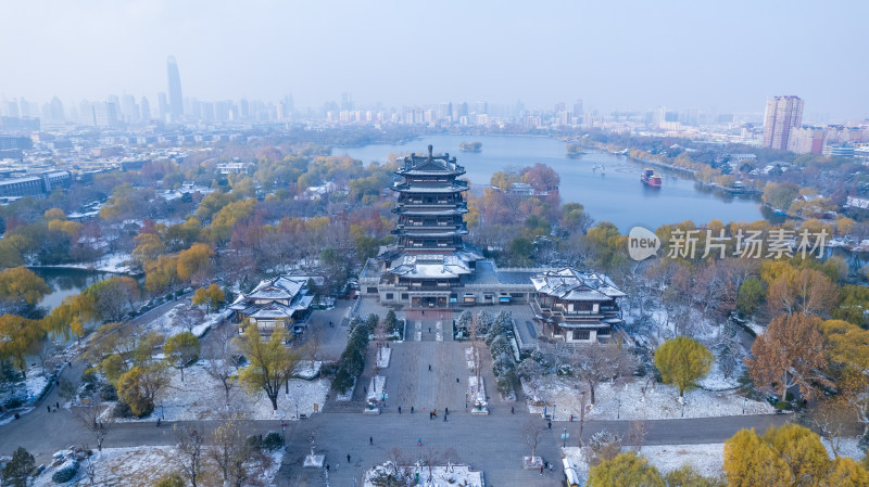 山东济南大明湖趵突泉泉水冬天雾气雪景