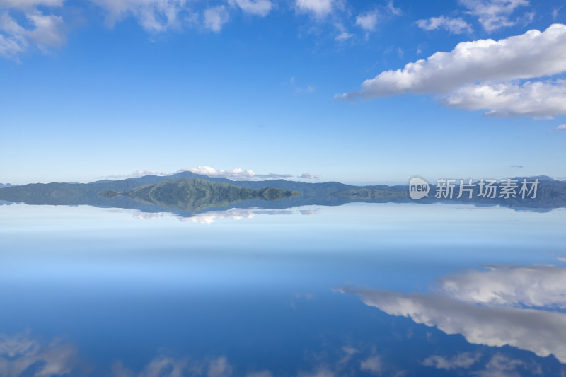 蓝天白云天空倒影图