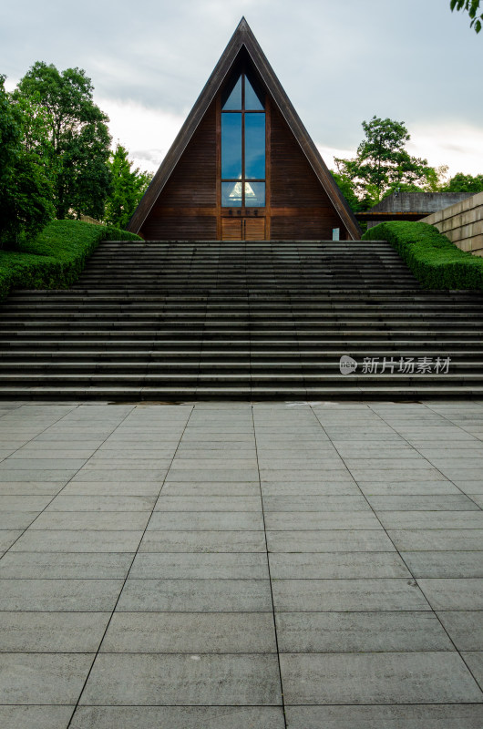 三角屋顶建筑前的台阶远景画面