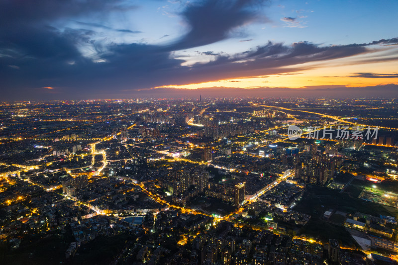 成都龙泉山俯瞰成都全景，成都平原夜景航拍