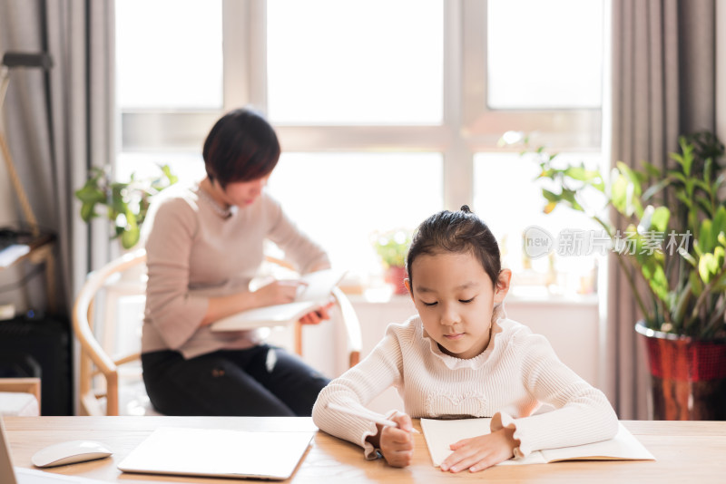 中国母亲在家陪伴女儿学习