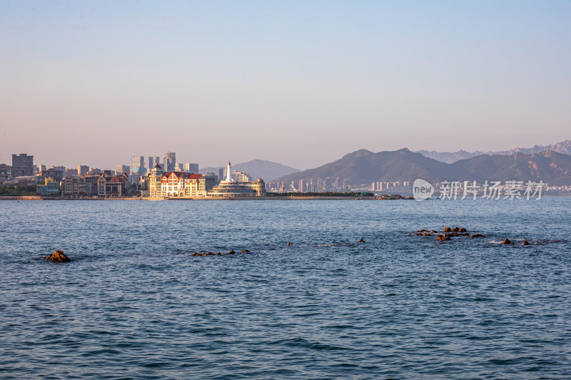 黄昏落日时青岛小麦岛公园自然风景城市景观