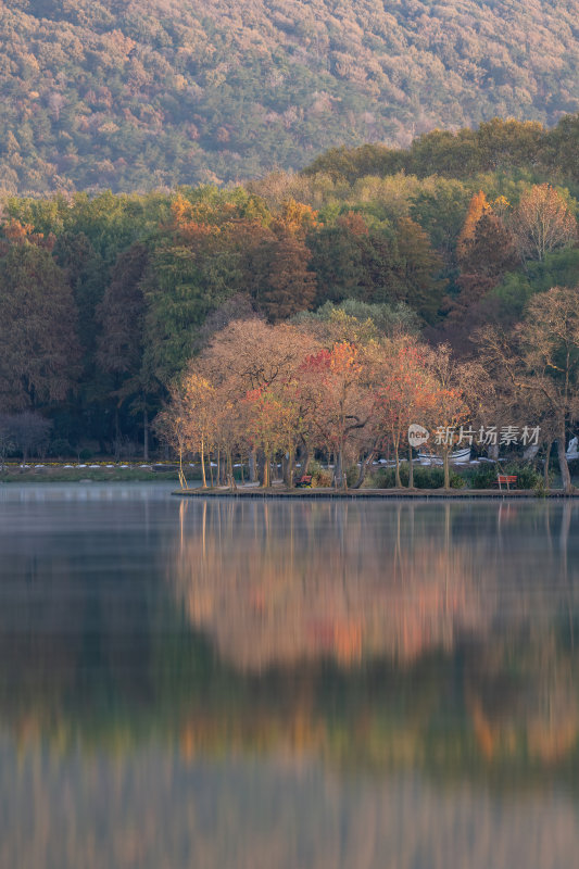 江苏南京灵山风景区前湖秋天秋色倒影