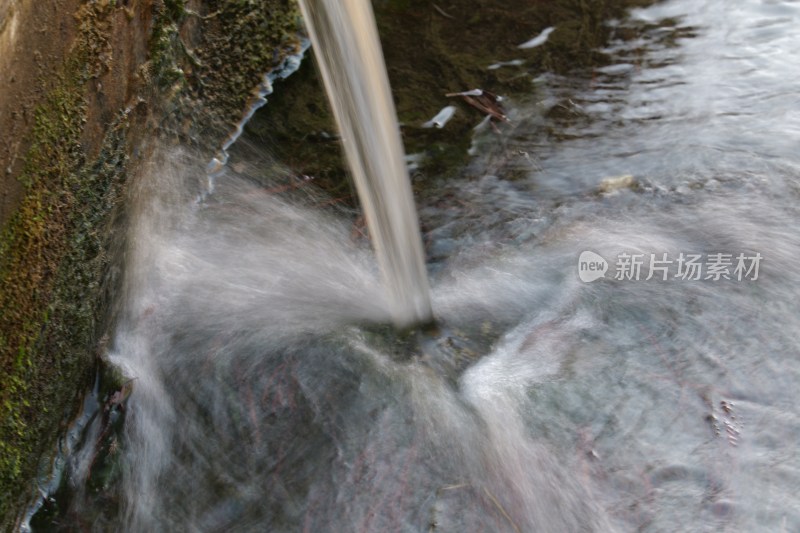 水流从墙体缝隙中涌出的场景