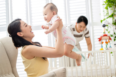 年轻妈妈抱着宝宝玩耍