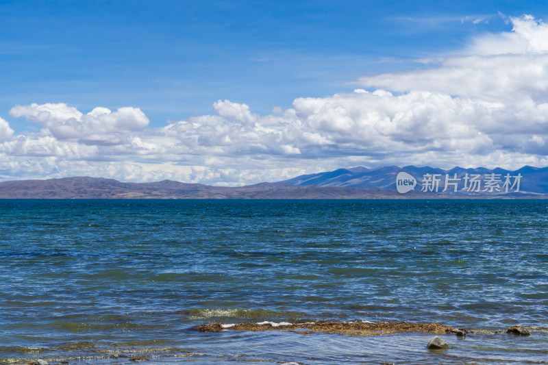 蓝天白云高山湖泊西藏阿里