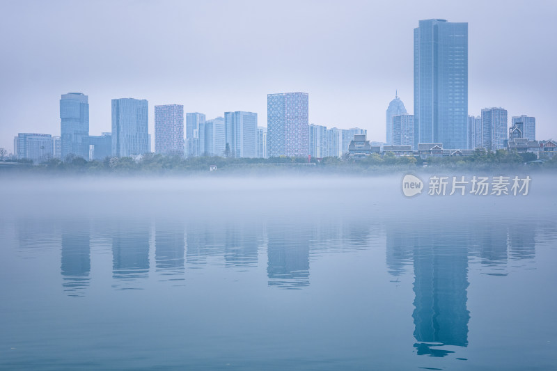 广西柳州柳江平流雾与商业区写字楼