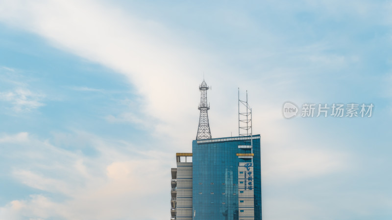 晴朗天空下耸立的建筑物