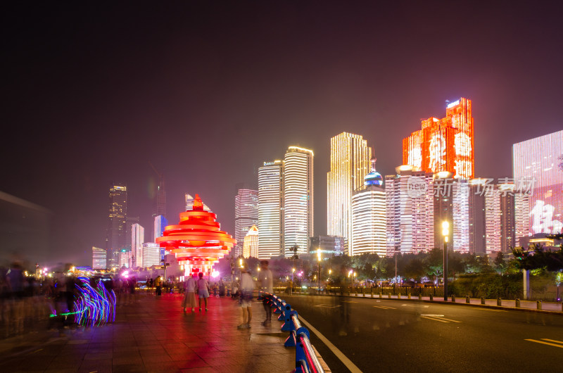 夜晚霓虹灯下的城市街道