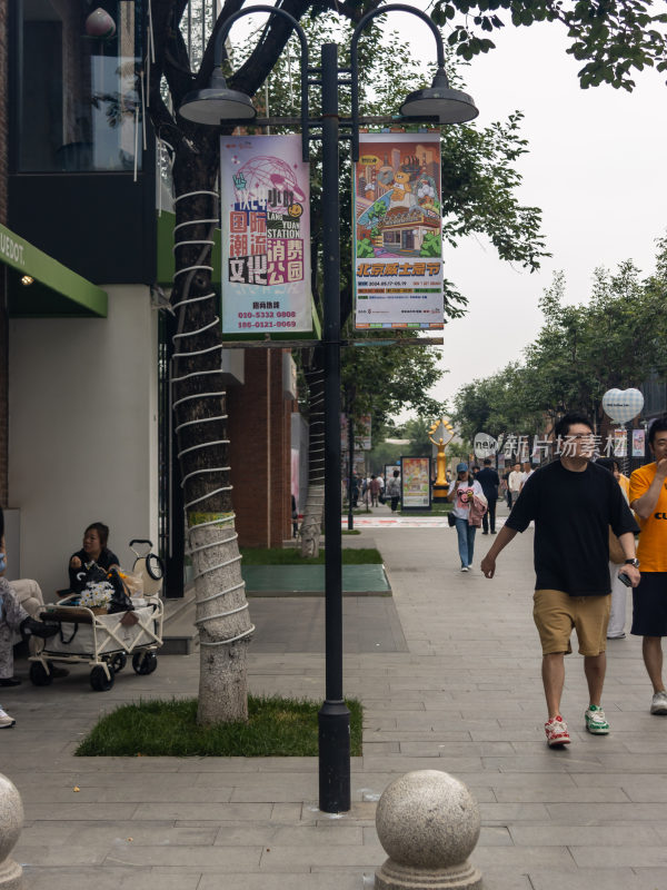 城市街道行人与活动宣传海报
