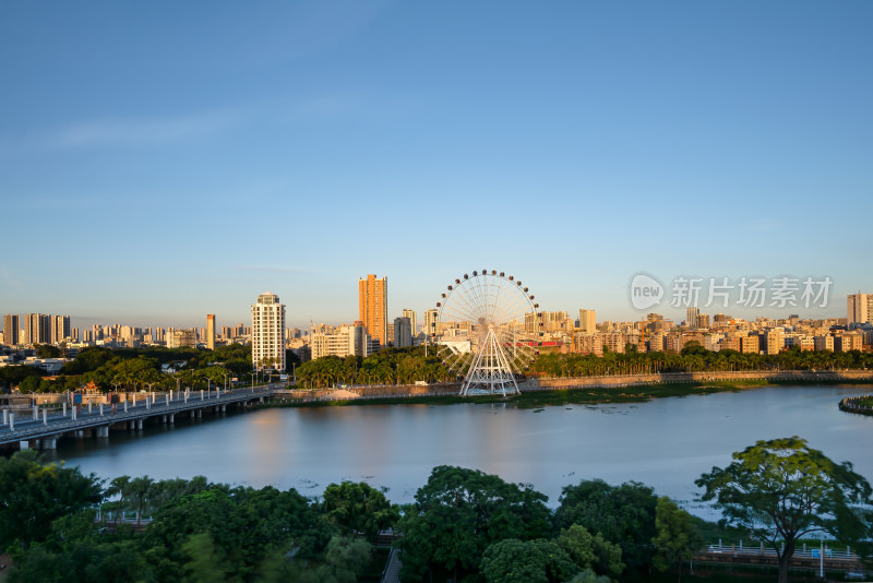 有摩天轮和高楼的城市河流景观