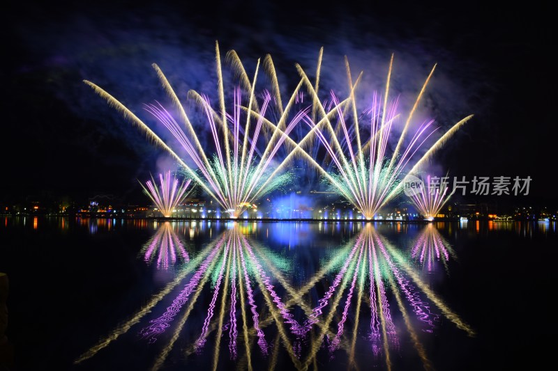 长沙浏阳烟花湖面夜景烟花绽放倒影