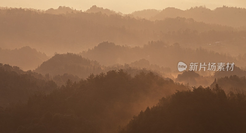 晨雾中的山林景色