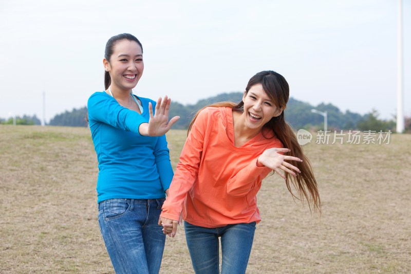 年轻女人在郊外