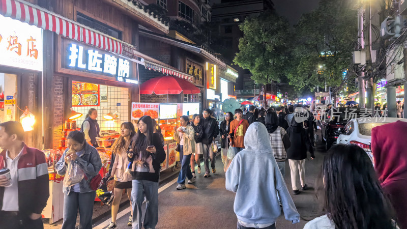 五一假期贵阳街道上的美食与游客们