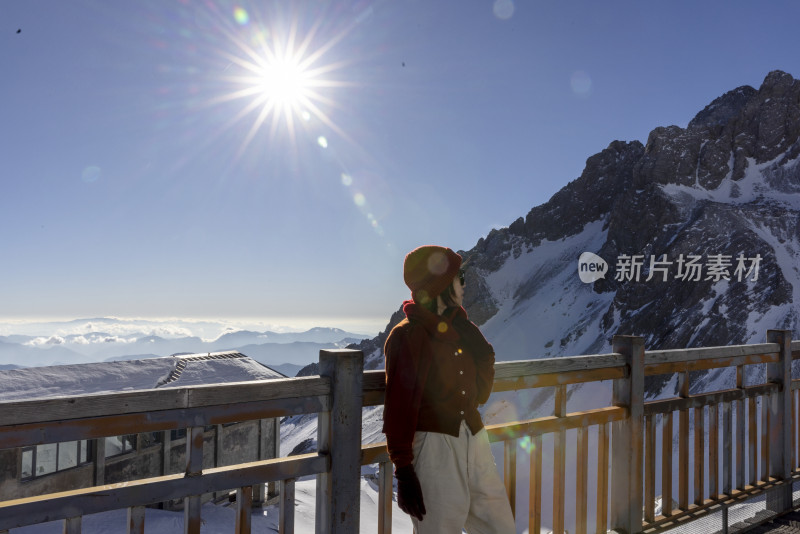 美女在云南丽江玉龙雪山旅行