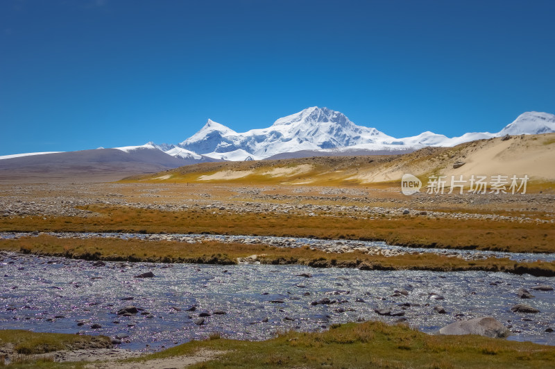 雪山下山水自然风景