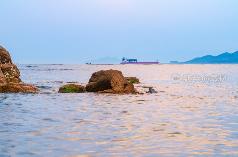 山东青岛太平角公园，夕阳中海上的巨石