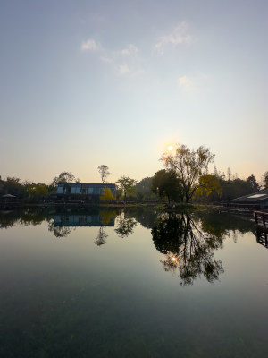 天空下湖边的风景