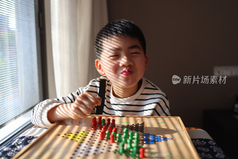 正在下跳跳棋的中国小学生