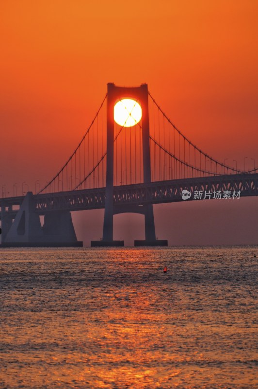 大连星海公园跨海大桥的日出