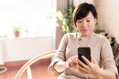 居家办公使用手机的中国女性