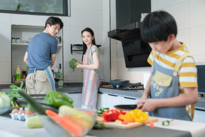 年轻父母教儿子学做饭