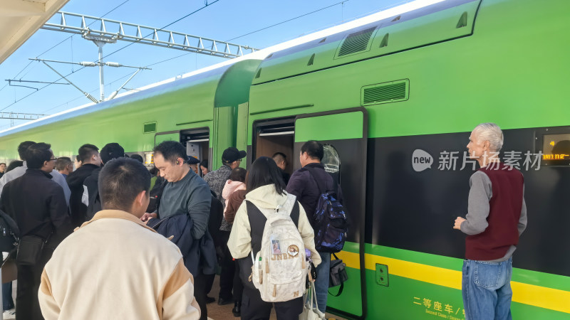 四川攀枝花南站火车出行的综合场景