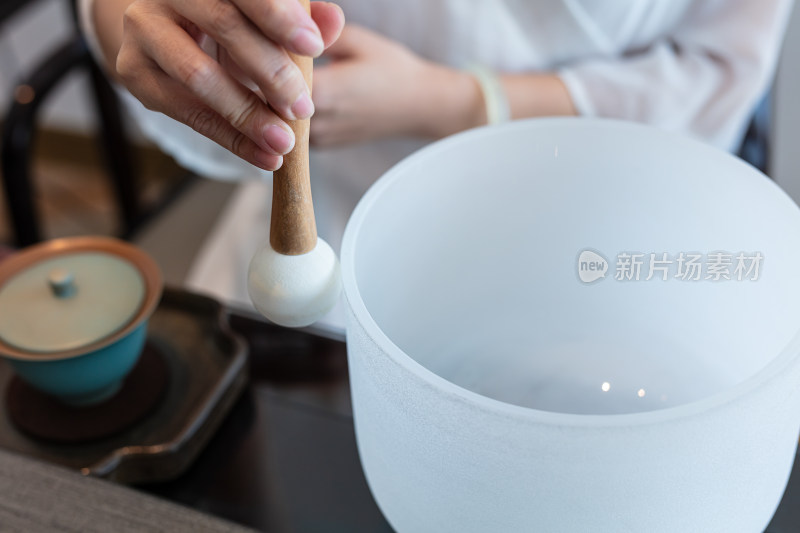 茶师拨动颂钵