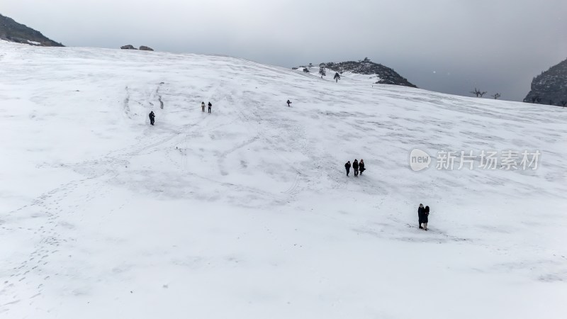 重庆酉阳：大雪纷飞赏雪忙