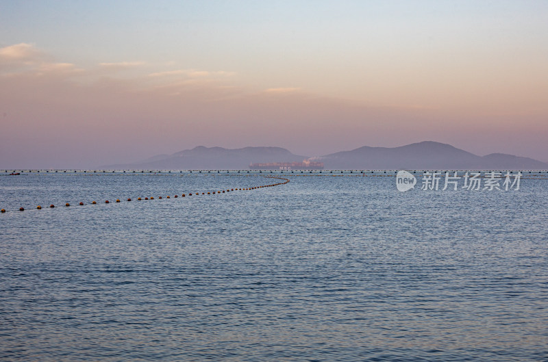 青岛信号山公园红瓦绿树碧海蓝天黄昏日落