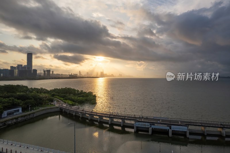 深圳福田南山城市绿洲与高楼林立街道航拍