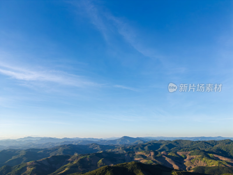 航拍蓝天白云下山峦叠翠的自然风光