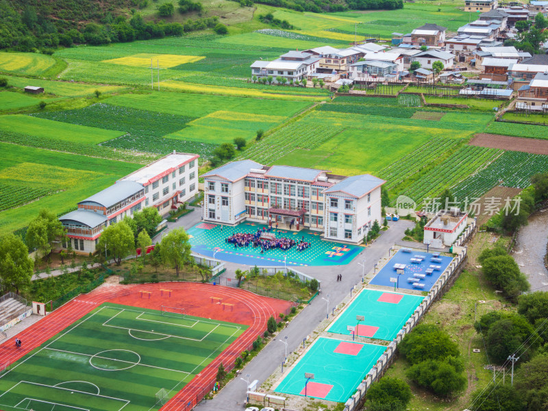 俯瞰云南迪庆贫困山区学校环境