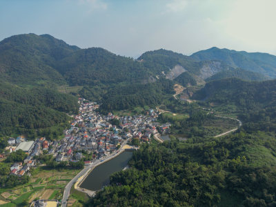 航拍蓝天白云下的青山河流村庄风光